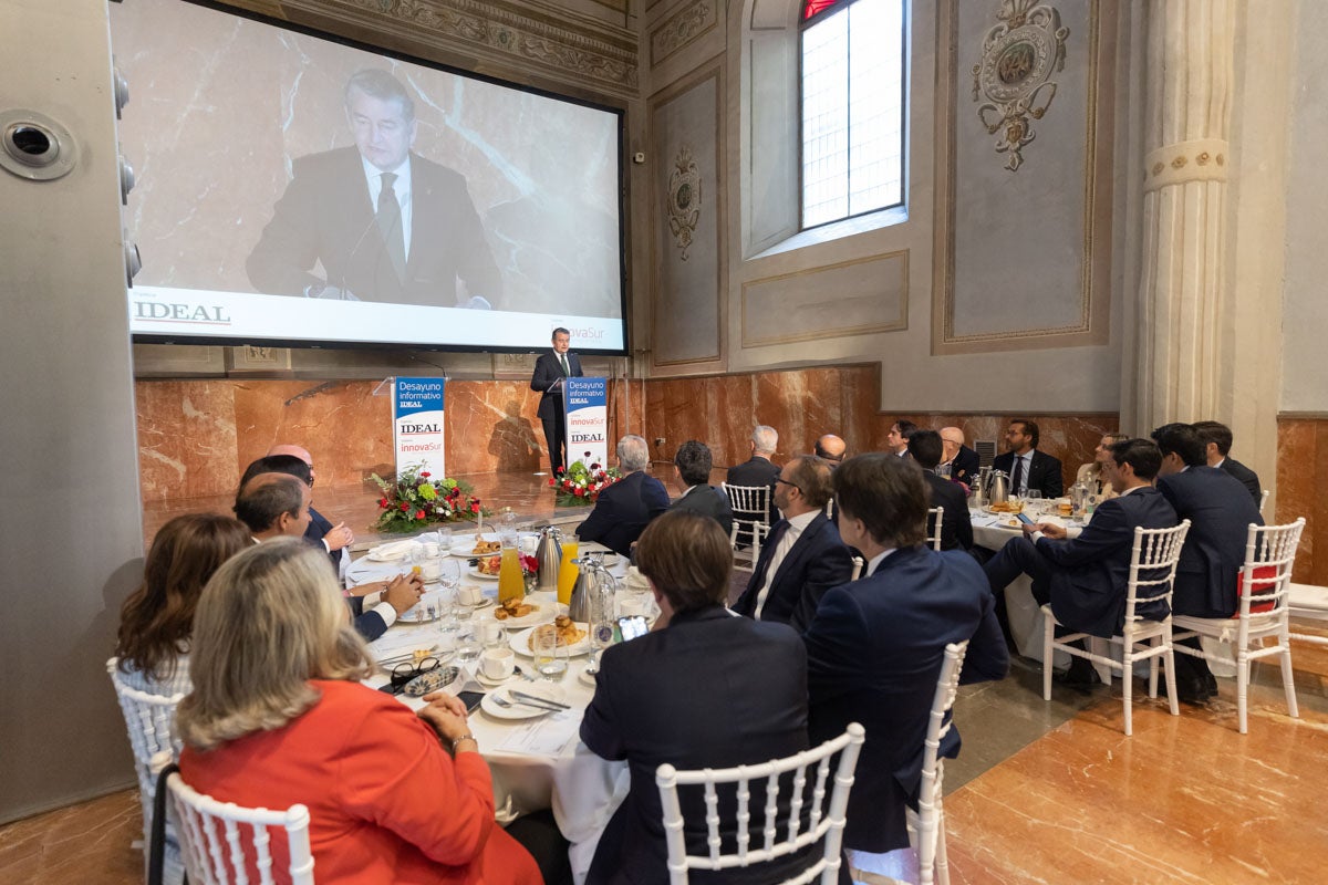 Numerosas personalidades del mundo de la política y la sociedad granadina y andaluza se han dado cita en el Hotel Santa Paula este viernes