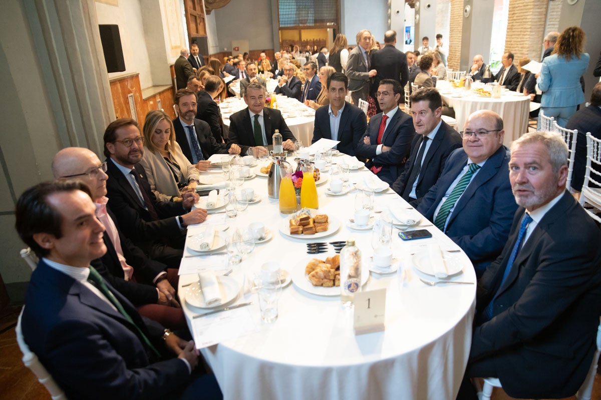 Numerosas personalidades del mundo de la política y la sociedad granadina y andaluza se han dado cita en el Hotel Santa Paula este viernes