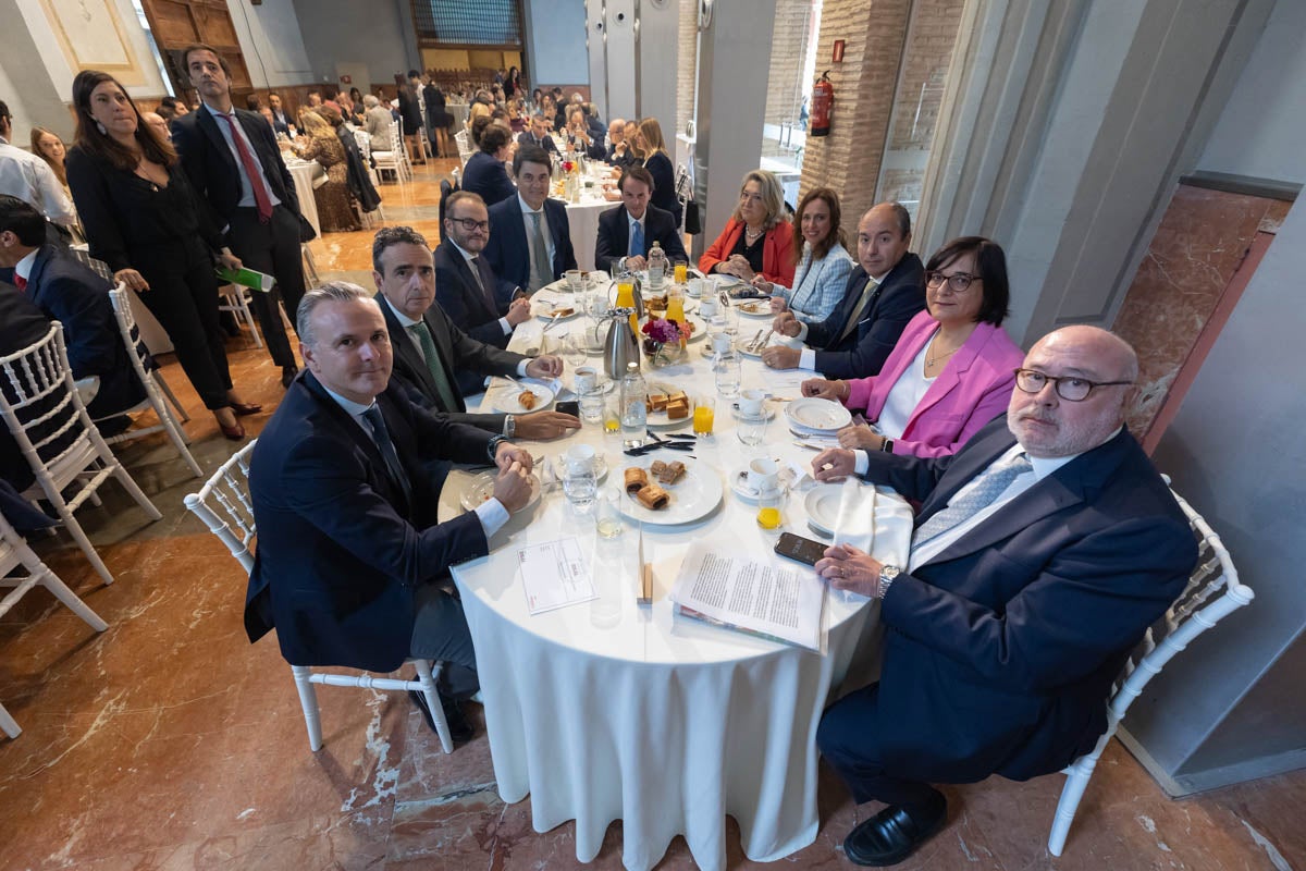 Numerosas personalidades del mundo de la política y la sociedad granadina y andaluza se han dado cita en el Hotel Santa Paula este viernes