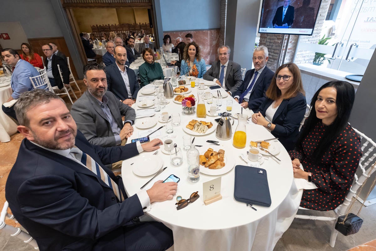 Numerosas personalidades del mundo de la política y la sociedad granadina y andaluza se han dado cita en el Hotel Santa Paula este viernes