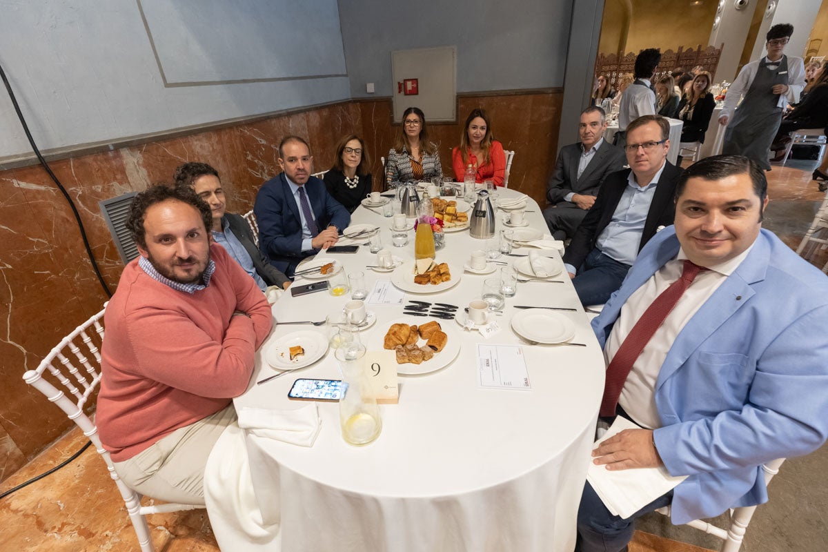 Numerosas personalidades del mundo de la política y la sociedad granadina y andaluza se han dado cita en el Hotel Santa Paula este viernes