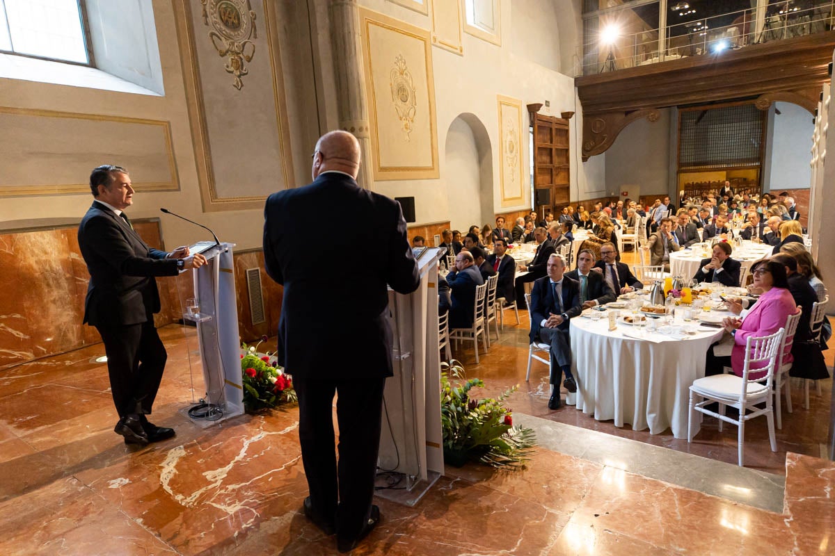 Numerosas personalidades del mundo de la política y la sociedad granadina y andaluza se han dado cita en el Hotel Santa Paula este viernes