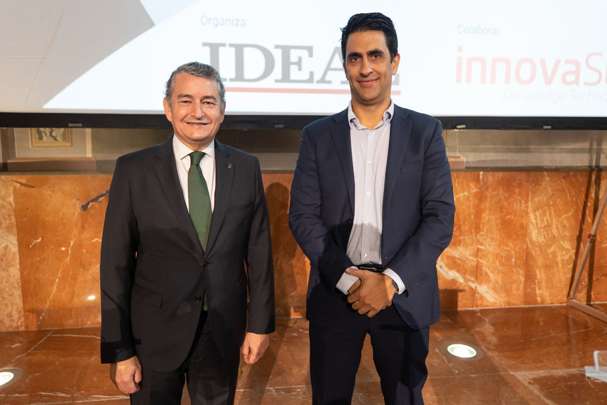 Numerosas personalidades del mundo de la política y la sociedad granadina y andaluza se han dado cita en el Hotel Santa Paula este viernes