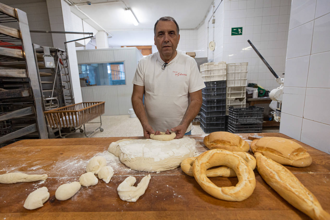 Gabriel Vílchez en su panadería, Horno de Gabriel de Alfacar. 