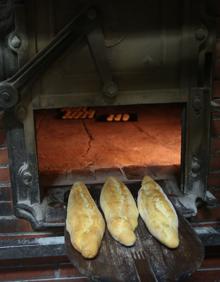 Imagen secundaria 2 - El presidente de los pasteleros andaluces, Francis Vílchez y el presidente de la IGP de Alfacar, Gabriel Vílchez rompen una barra de pan como símbolo de protesta. 