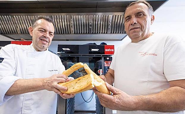 Imagen principal - El presidente de los pasteleros andaluces, Francis Vílchez y el presidente de la IGP de Alfacar, Gabriel Vílchez rompen una barra de pan como símbolo de protesta. 
