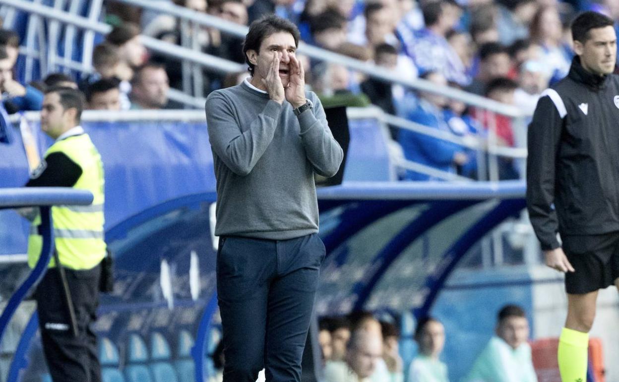 Aitor Karanka vocifera a sus futbolistas durante el partido. 