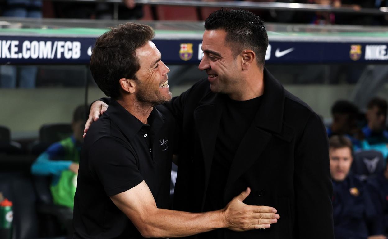 Rubi y Xavi se saludan antes del inicio del partido.