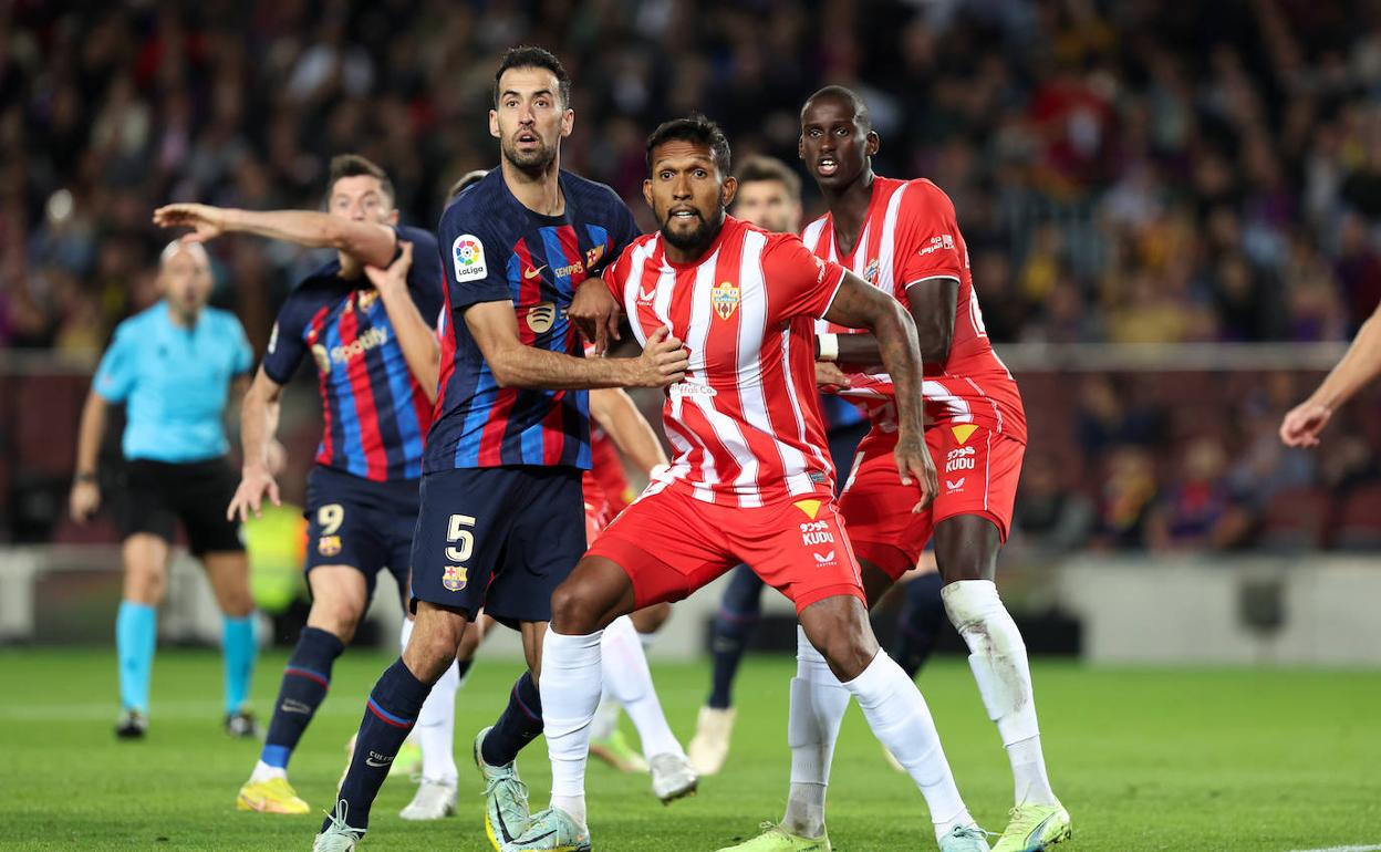 Dyego Sousa en disputa con Busquets a la salida de un córner. 