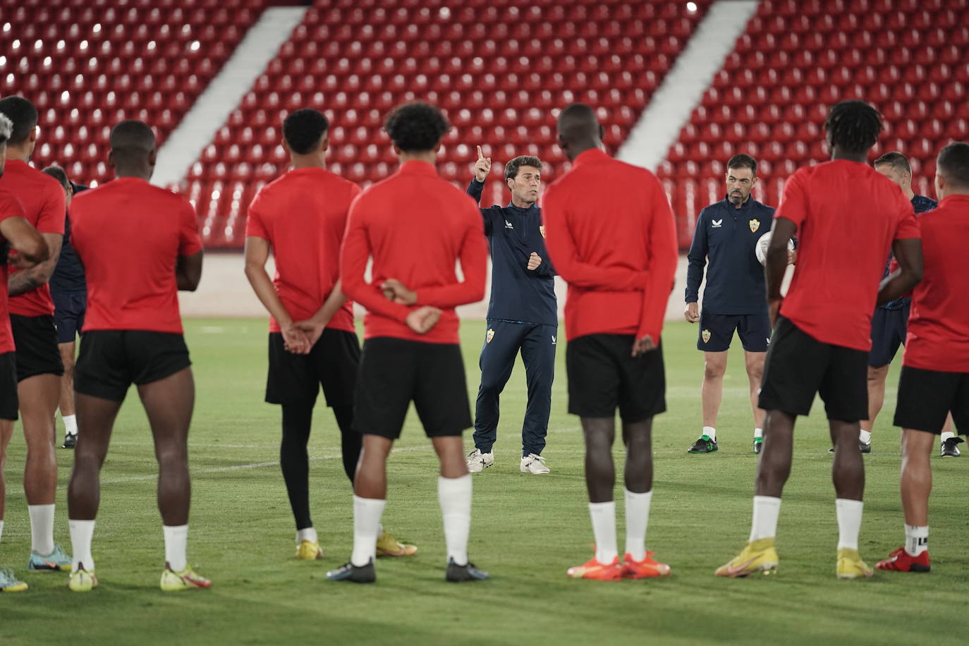 Rubi habla a sus jugadores, posiblemente de la importancia de los puntos de hoy. 