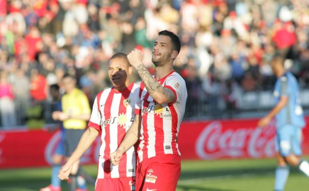 Imagen principal - Arriba, Édgar, con Wellington, celebra el último gol del Almería en Primera. Abajo, Pérez Lasa expulsa a Crusat, por doble amonestación, en presencia de Soriano, en un Almería-Getafe. 