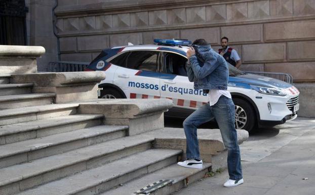 El acusado entra en la Audiencia de Barcelona para escuchar la sentencia. 