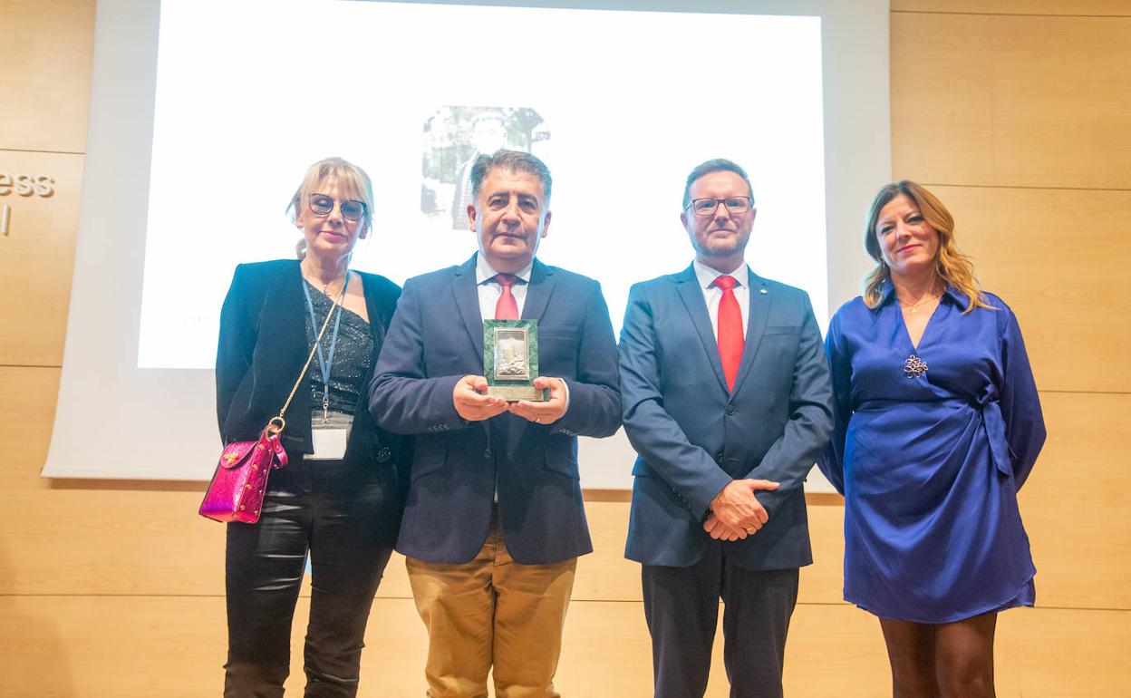 Manuel Martín recoge el premio a la personalidad del año. 