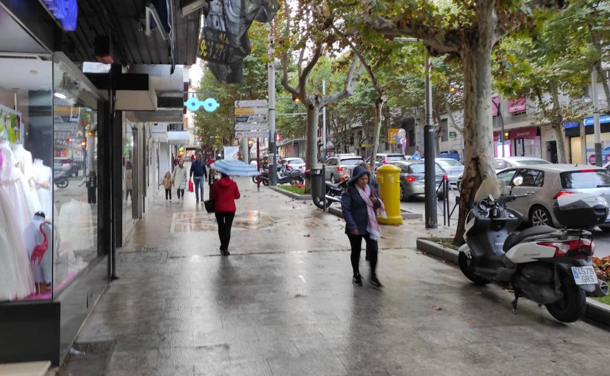 Viandantes ayer con paraguas y gorros en Paseo de la Estación en Jaén capital. 