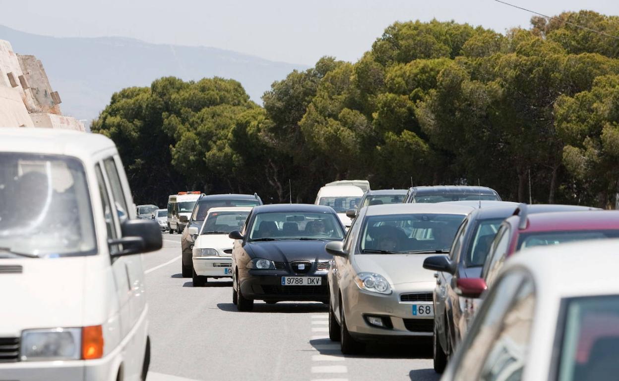 Una cola de coches en una carretera de Granada. 
