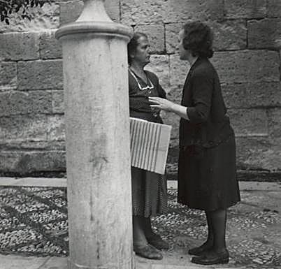 Mujeres en la calle Cárcel Baja.