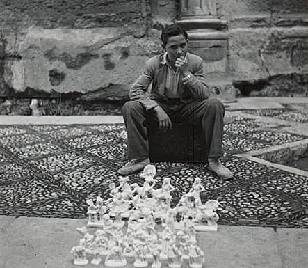 Niño vendiendo figuritas.