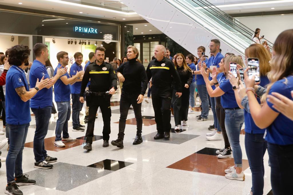 El cantante ha inaugurado una conocida tienda de la ciudad en el CC Nevada. 