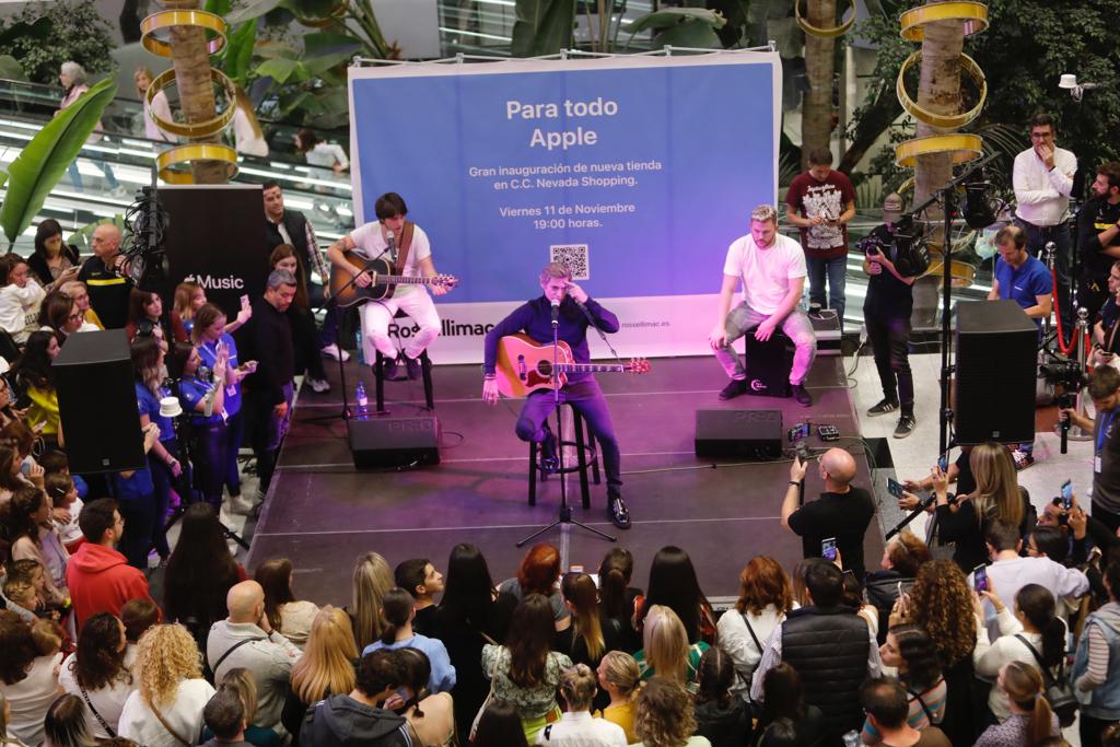 El cantante ha inaugurado una conocida tienda de la ciudad en el CC Nevada. 