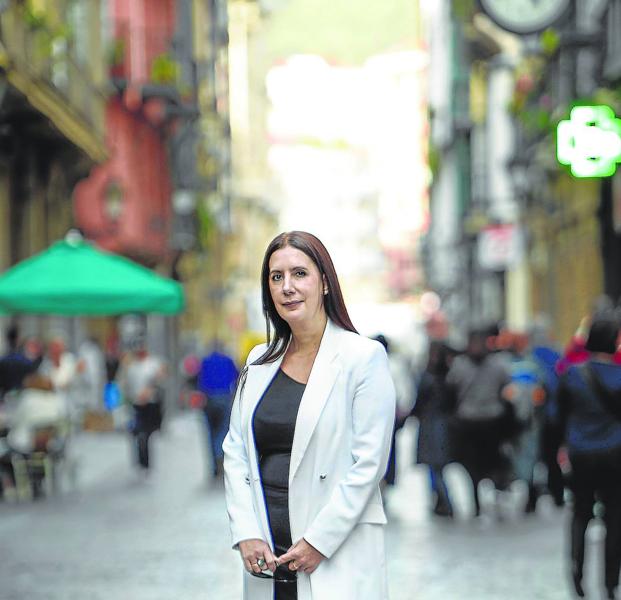 Dolores Redondo, en el Casco Viejo de Bilbao, escenario de su novela. 