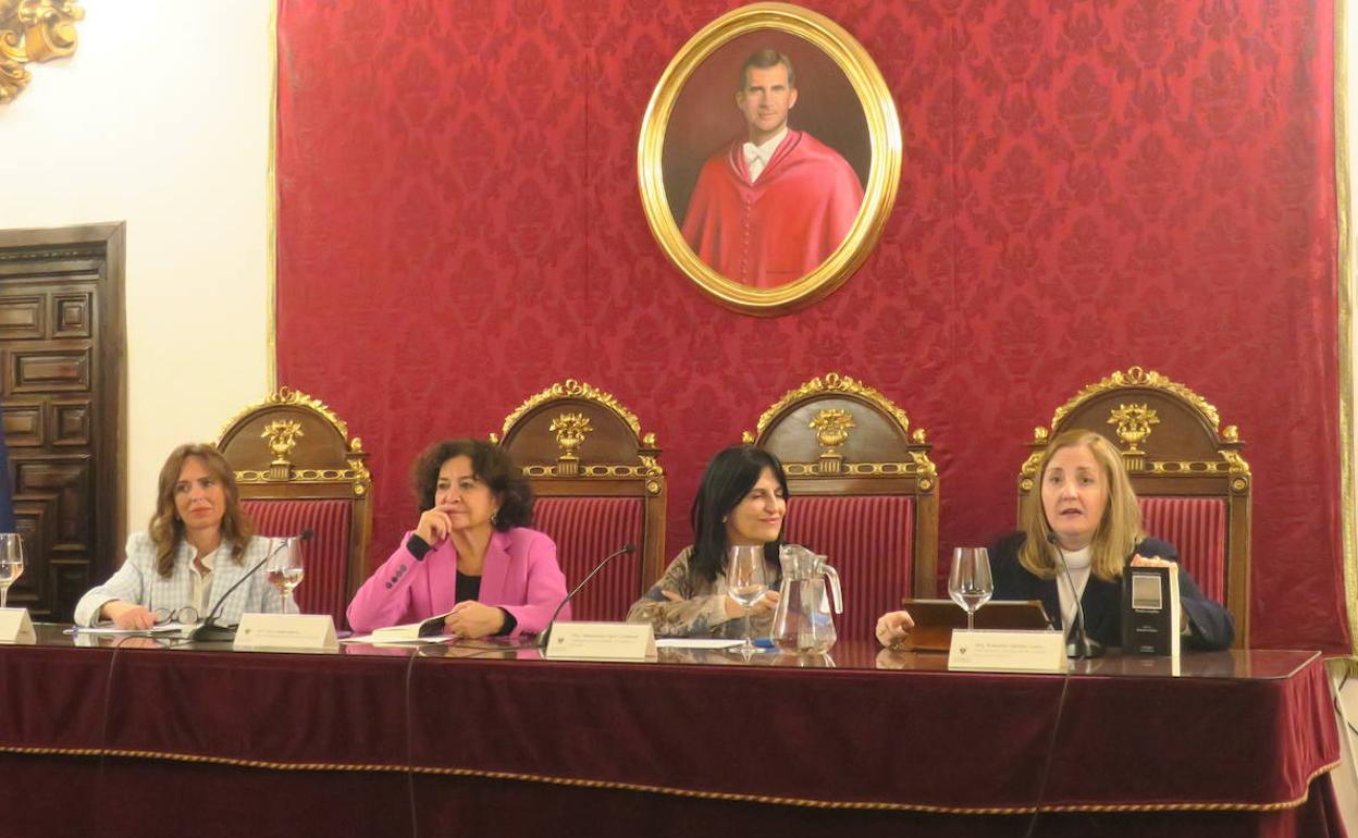 Rocío Díaz Pilar Aranda, Inmaculada López y Remedios Sánchez, en el acto de presentación de las 'Obras completas' de Mariluz Escribano. 