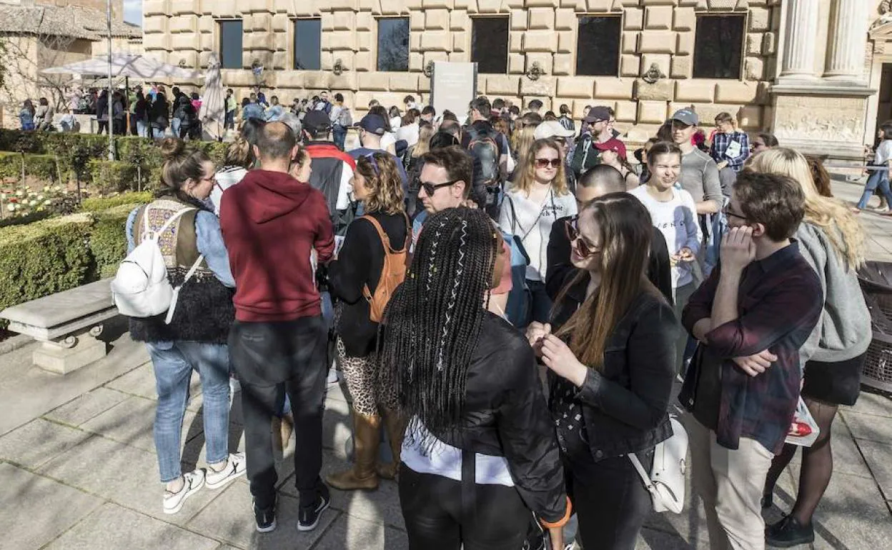 Grupo de visitantes en el entorno del Palacio de Carlos V en la Alhambra. 