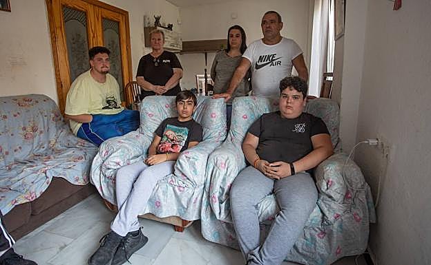 Imagen principal - En la primera y la última imagen, las familias en el salón. En la segunda, Lucía junto a Araceli, de la Asociación de Mujeres La Gran Familia. 