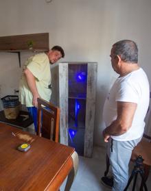 Imagen secundaria 2 - En la primera y la última imagen, las familias en el salón. En la segunda, Lucía junto a Araceli, de la Asociación de Mujeres La Gran Familia. 