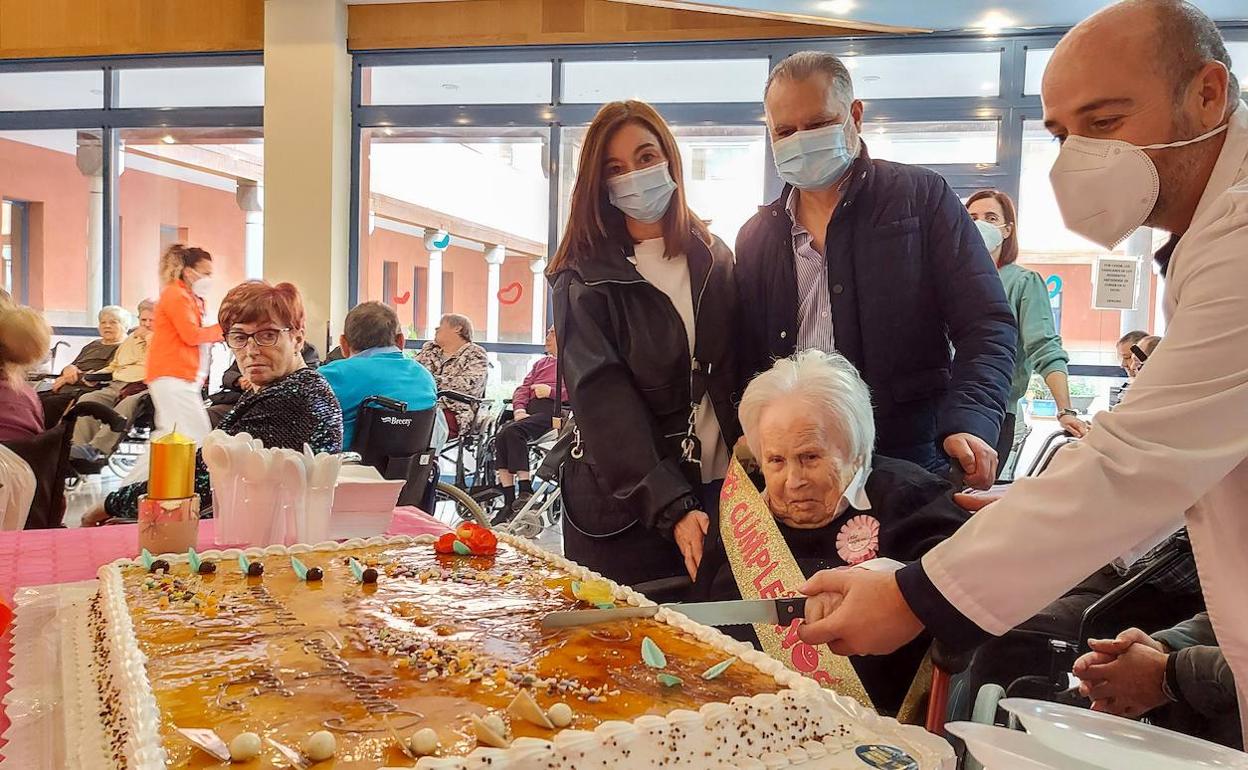 Antonia celebra su cumpleaños junto a sus sobrinos y personal de la residencia en la que vive.