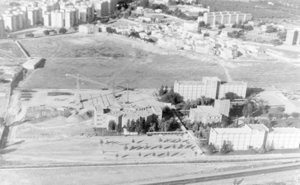 El Campus de las Lagunillas, hace 30 años, con el Polígono del Valle al fondo. 