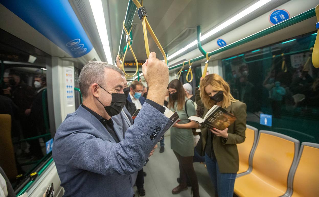 Lorenzo Silva, Men Marías y May R. Ayamonte, lectores en el metro de Granada. 