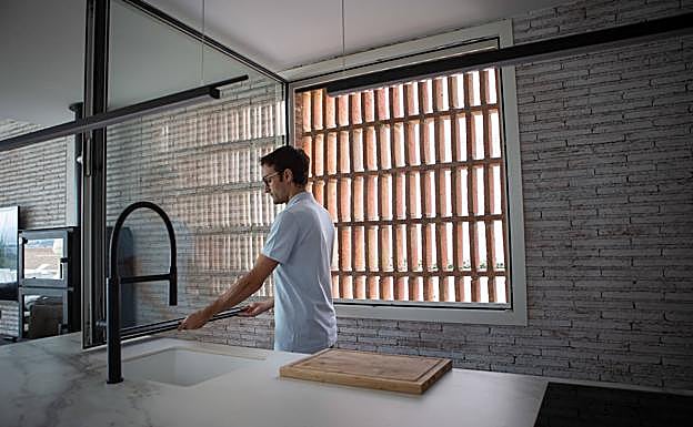 Celosía de ladrillo característica de los secaderos en la zona de la cocina. 