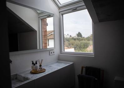 Imagen secundaria 1 - Cristalera corredera que separa el salón del solarium, cuarto de baño de la parte superior iluminado por ventanales en pared y cubierta y puerta de entrada al interior de la vivienda. 