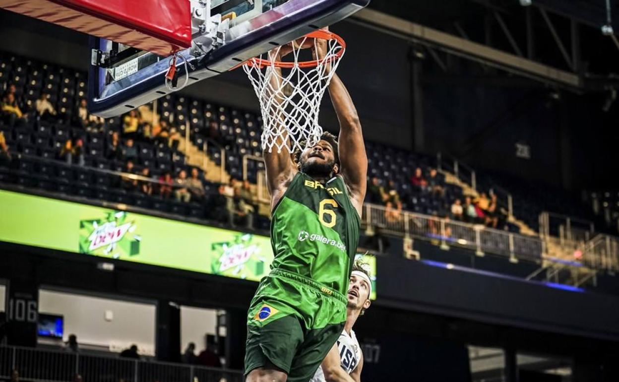 Contundente mate de Cristiano Felicio ante Estados Unidos.