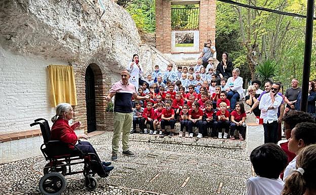 Homenaje a Mari con alumnos y docentes.