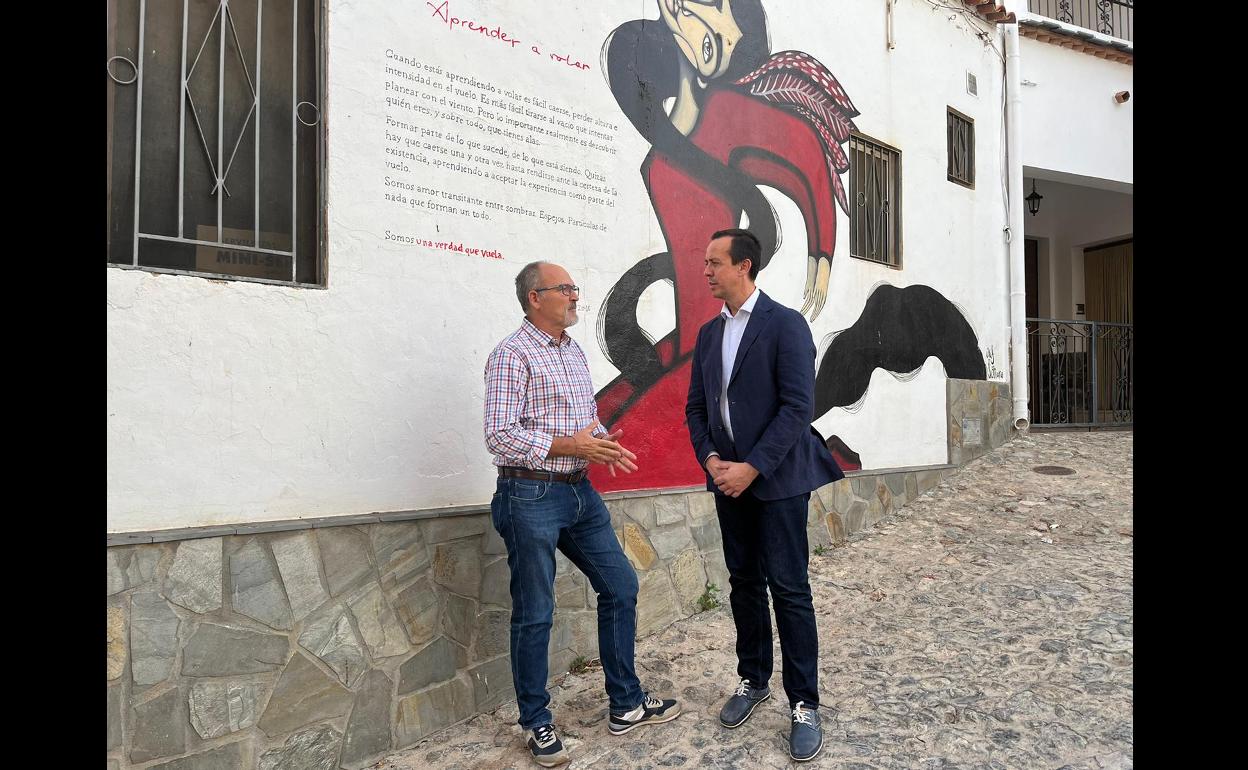 El alcalde de Almócita, junto al subdelegado del Gobierno. 