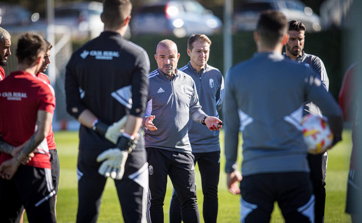 Paco López, durante una conversación con su plantilla y cuerpo técnico. 