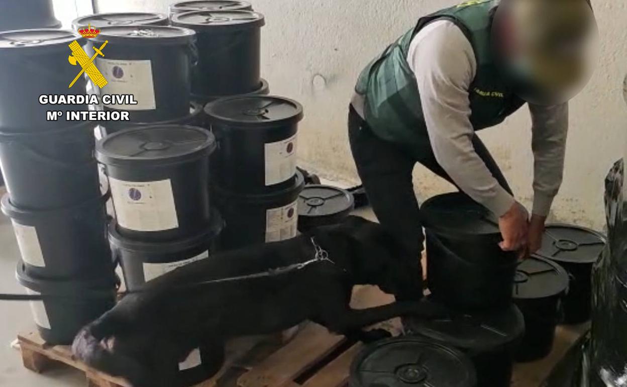 Operación Cesko en Granada: ocultaban la marihuana entre bidones de asfalto líquido
