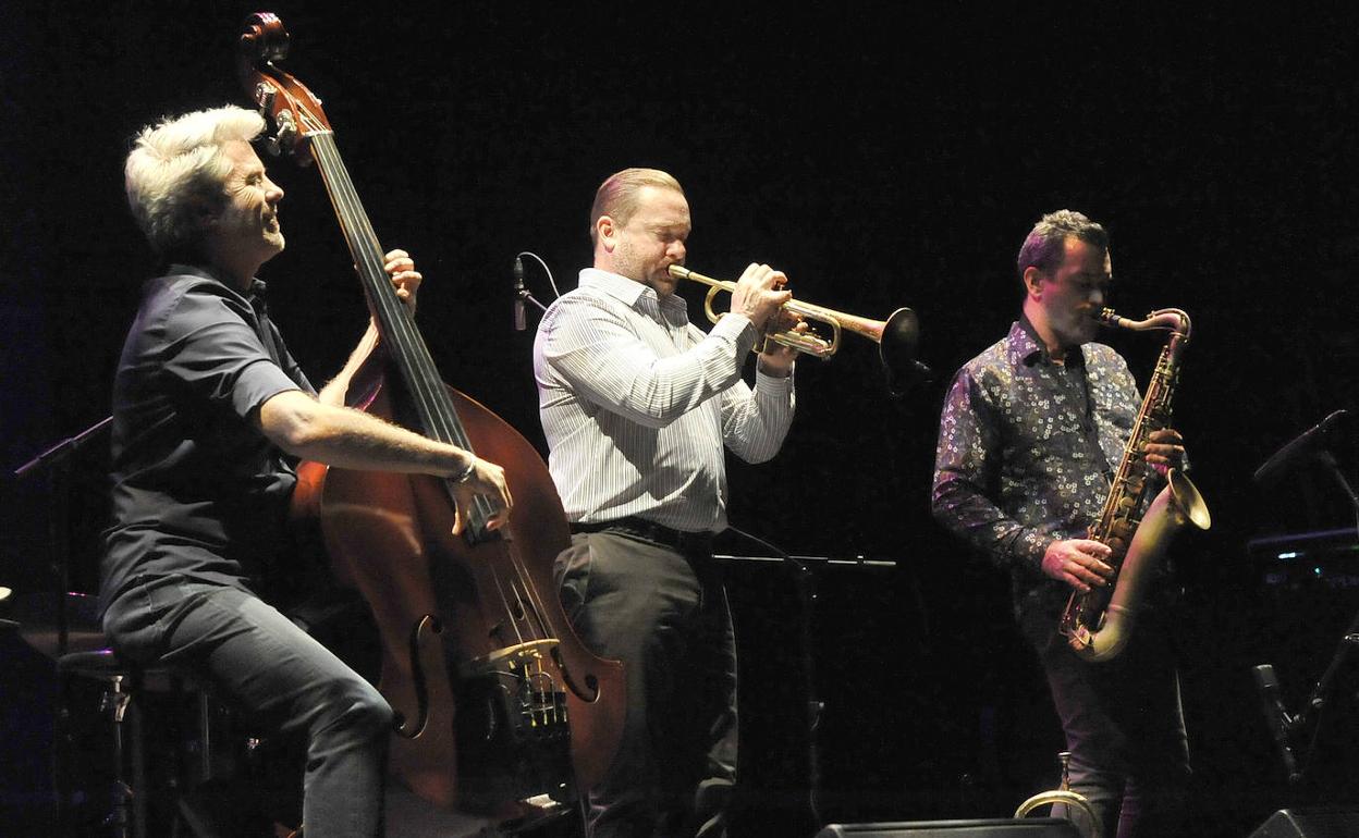 Kyle Eastwood, a la izquierda.