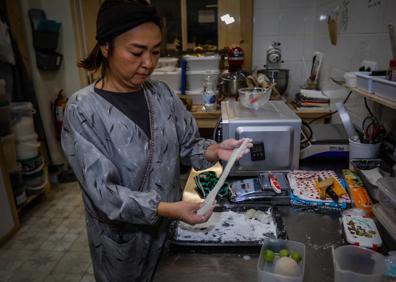 Imagen secundaria 1 - Reiko y Sebastián, en el obrador de la panadería Al Alba. 