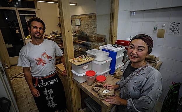 Imagen principal - Reiko y Sebastián, en el obrador de la panadería Al Alba. 