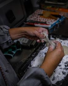 Imagen secundaria 2 - Reiko y Sebastián, en el obrador de la panadería Al Alba. 
