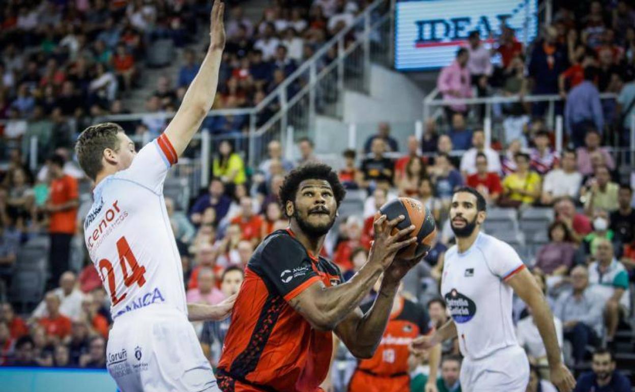 Felicio intenta lanzar a canasta en el último partido del Covirán en el Palacio. 