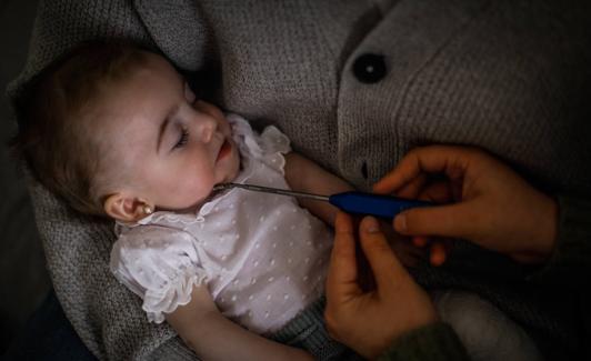 Los padres de Marina manipulan el corrector de mandíbula de la pequeña.