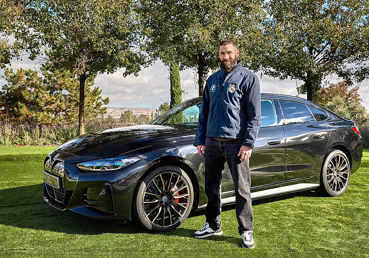Karim Benzema junto a su nuevo coche