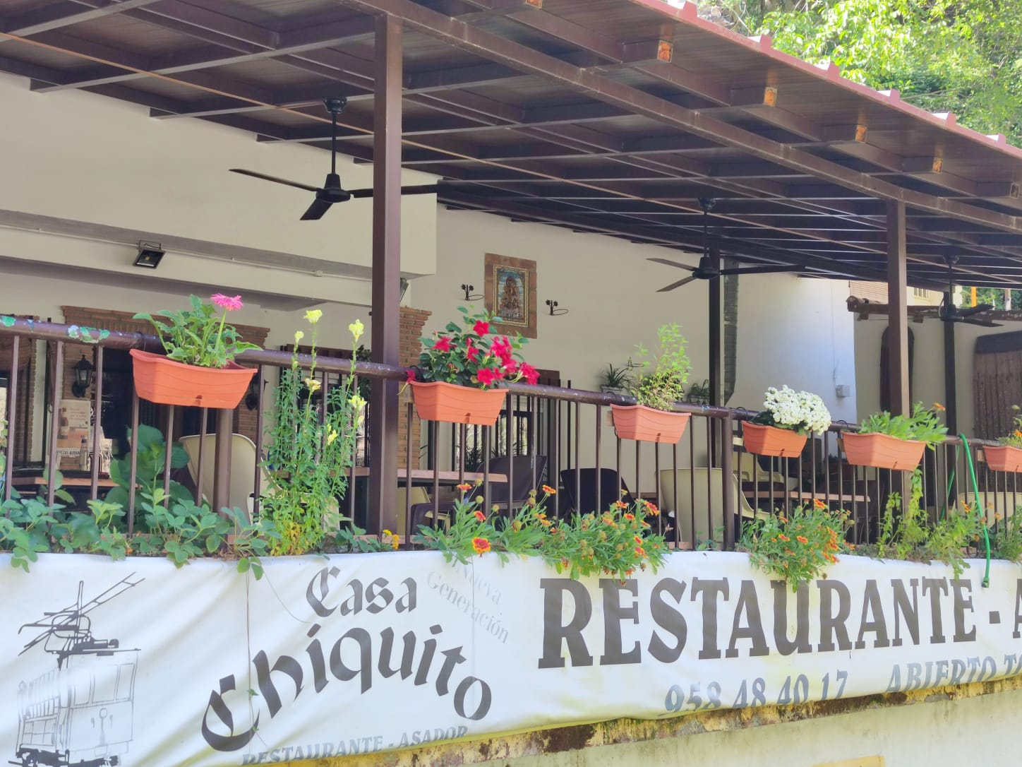 Entrada principal del asador Casa Chiquito de Güéjar Sierra.