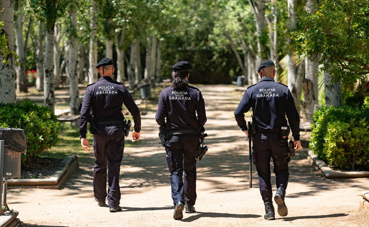 Agentes de la Policía Local de Granada en una imagen de archivo.