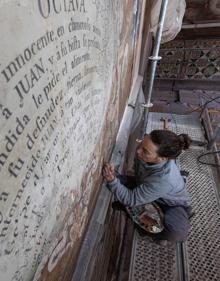 Imagen secundaria 2 - Inyectando resina en el soporte, detalle de uno de los frescos y restauración de una de las leyendas. 