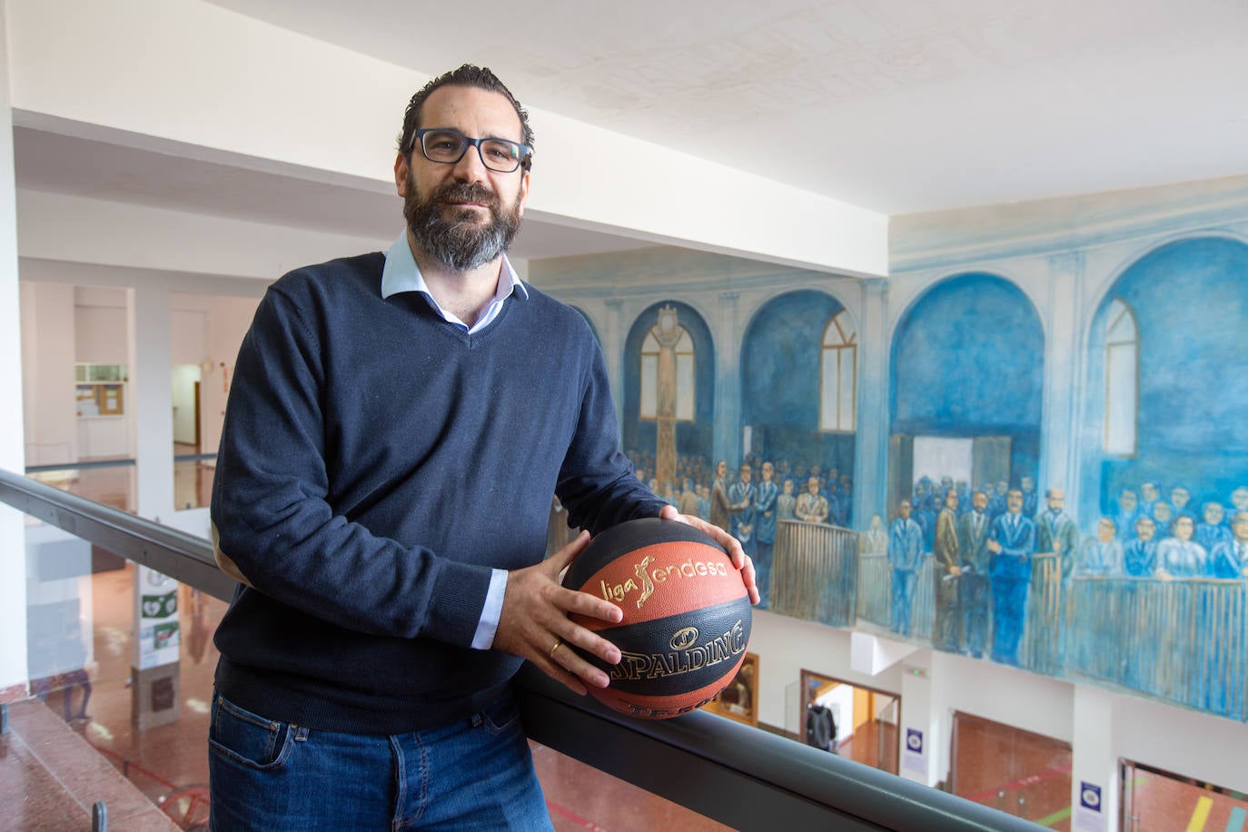 Román Salmerón, ante el célebre mural que preside la Facultad de Económicas y Empresariales de la UGR. 