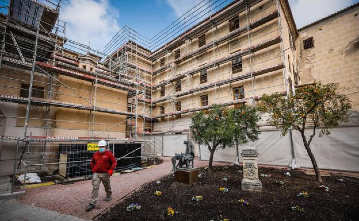 Andamios en la fachada de la Abadía del Sacromonte. 